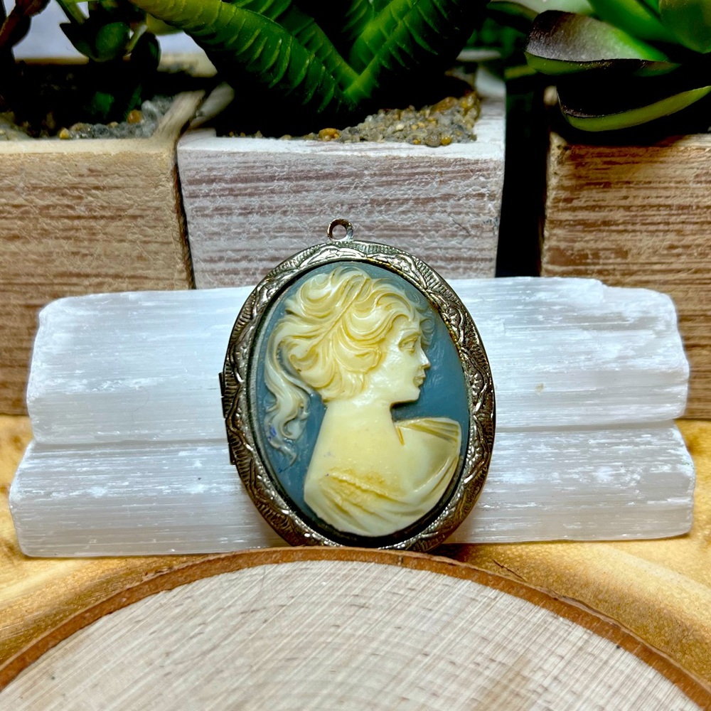 VTG| Carved Cameo Locket 💙✨